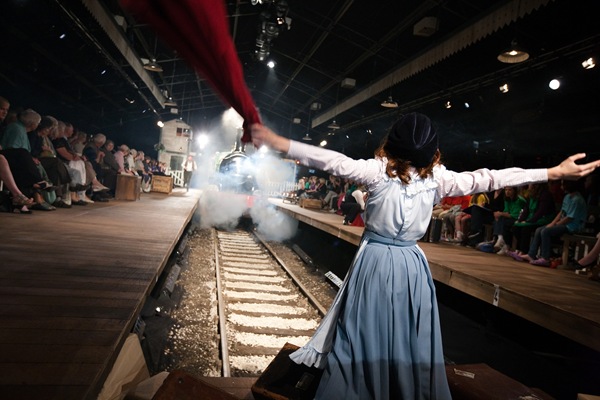 RED PETTICOAT_Bobby waves a red petticoat in The Railway Children.