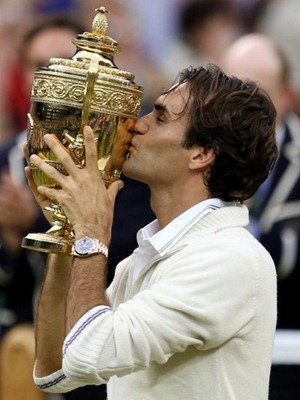 KISS OF DELIGHT: Federer won the trophy for the seventh time. (_61442347_015279098-1)