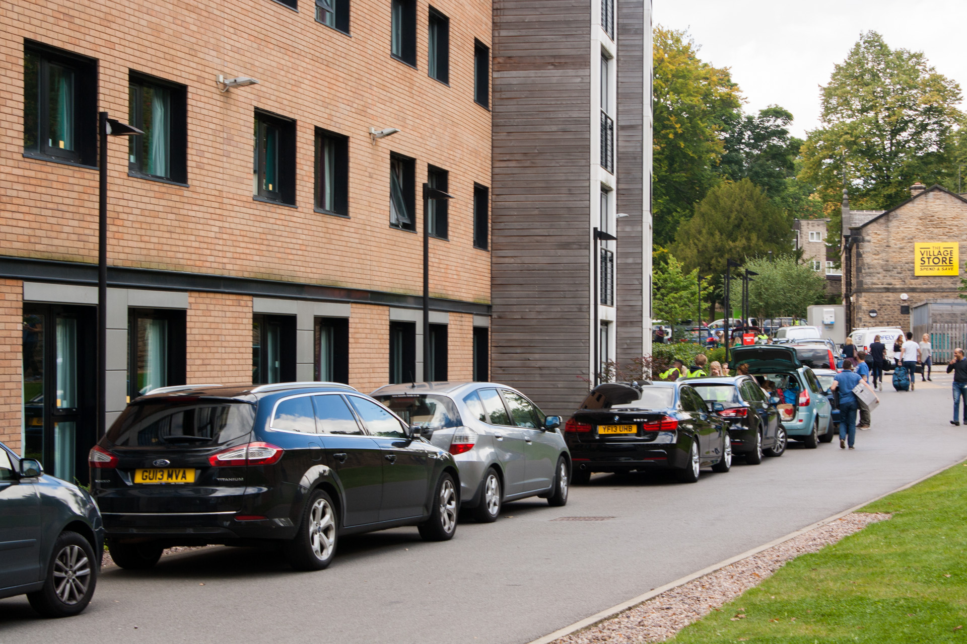 Cars, in the process of being unloaded, line up outside the Endcliffe Student Village apartment blocks. [PHOTO: © Andrew Burdett 2015 | REF: LRxprt-IMG_8394_ARB]